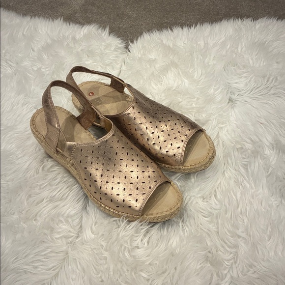 Clark’s Petrina Gail Metallic Gold Perforated Cut-Out Espadrille Wedge - Picture 4 of 6